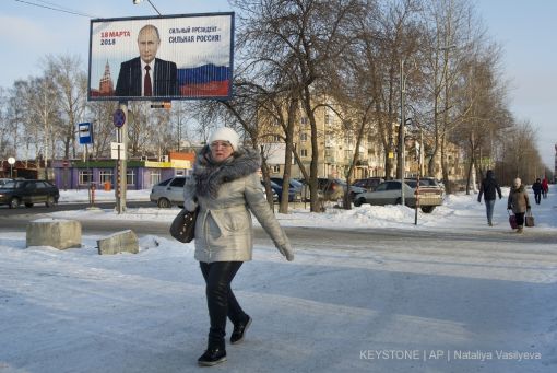 Einsames Wahlplakat für Putin in der Provinzstadt Nischni Tagil im Ural. Der Slogan auf dem Plakat lautet: „Ein starker Präsident für ein starkes Russland“. Foto: Keystone/AP Photo/Nataliya Vasilyeva)