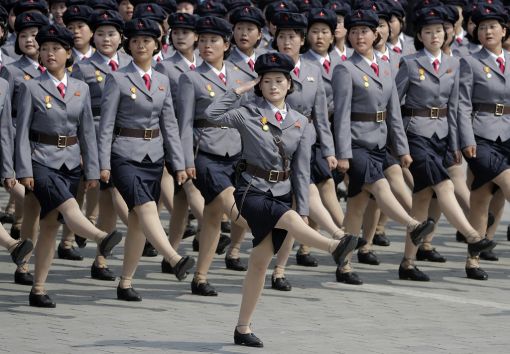 Nordkorea Nordkorea feiert in Piöngjang den 105. Geburtstag von Staatsgründer und Staatspräsident Kim il-Sung mit einer grossen Militärparade. Tausende Soldatinnen und Soldaten nehmen daran teil. Gezeigt wird auch eine neue Interkontinentalrakete. Der Geburtstag des „Ewigen Führers“ ist der wichtigste Feiertag in Nordkorea und wird als „Tag der Sonne“ bezeichnet. (Foto: Keystone/AP/Wong Maye-e)