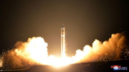 Hwasong-15 Das nordkoreanische Regime veröffentlicht Bilder vom Abschuss einer Testrakete, deren Typus amerikanisches Festland erreichen könne. Die Rakete, Hwasong-15 genannt, legte fast tausend Kilometer zurück und zerschellte im Japanischen Meer. Satelliten-Aufnahmen bestätigen den Test. Laut amerikanischen Experten könnte die Hwasong-15 bis zu 13’000 Kilometer weit fliegen. Washington und New York liegen rund 11’000 Kilometer vom Abschussgebiet entfernt. (Foto: Keystone/Korean Central News Agency/Korea News Service via AP)