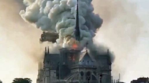 Notre-Dame Hunderte Feuerwehrleute sind schnell im Einsatz. Ihnen gelingt es nach vier Stunden, den Brand auf den Dachstuhl zu begrenzen und die Struktur der Kathedrale zu retten. (Pool)