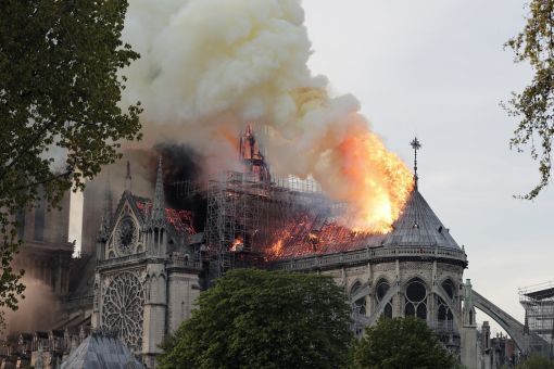 Notre-Dame Die Westfassade, die Haupttürme, die Wände des Mittelschiffs sowie fast das ganze Deckengewölbe und das Strebewerk können gerettet werden. Die Bilder, Malereien und Kunstgegenstände im Innern der Kirche bleiben grösstenteils unversehrt, werden jedoch durch Rauch, Russ und Löschwasser teilweise verschmutzt. (Pool)