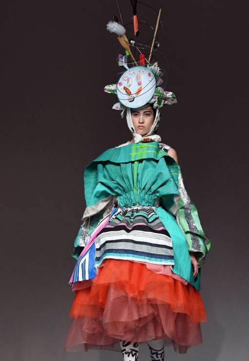 NY Fashion Week Die „London Fashion Week“ gehört neben den Modemessen in New York, Mailand und Paris zu den „Big Four“. Im Bild eine Kreation des britischen Modeschöpfers Matty Bovan. (Foto: Keystone/EPA/Facundo Arrizabalaga)