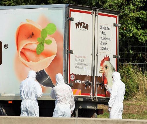 Burgenland, 71 Leichen entdeckt 27. August 2015: Im Laderaum eines Lastwagens, der am Rande einer Autobahn im österreichischen Burgenland abgestellt war, sind 71 Leichen entdeckt worden. Es handelt sich um syrische Flüchtlinge: 59 Männer, acht Frauen und vier Kinder, unter ihnen ein zweijähriges Mädchen. Sie sind im Laderaum des LKWs erstickt. Die ungarische Polizei hat vier Schlepper festgenommen. (Foto: Keystone/EPA/Roland Schlager)