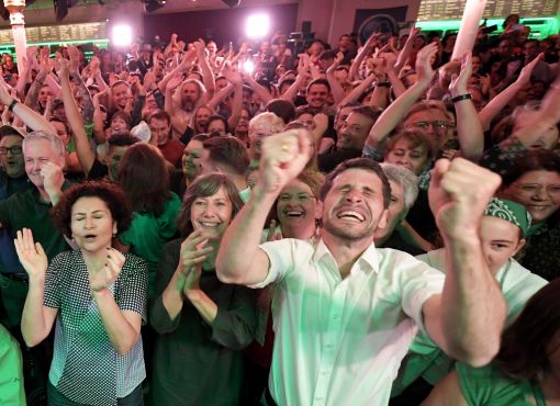 Österreich, Grüne Einen fulminanten Sieg verzeichnen die österreichischen Grünen. Sie waren bei den letzten Wahlen an der 5-Prozent-Hürde gescheitert und aus dem Parlament geflogen. Jetzt gewinnen sie 10,1 Prozent der Stimmen dazu und kommen auf 13,9 Prozent. Damit empfehlen sie sich als Koalitionsparter von Kanzler Sebastian Kurz. (Foto: Keystone/APA/Roland Schlager)