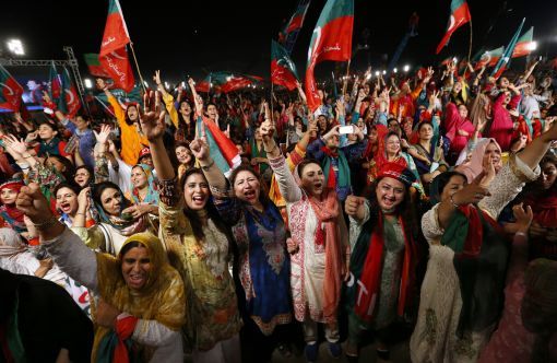 In den Strassen Islamabads, Rawalpindis und Karachis bricht Jubel aus. Das oberste pakistanische Gericht hat eben Ministerpräsident Nawaz Sharif abgesetzt. Dem Regierungschef werden Korruption, Geldwäsche und Urkundenfälschung vorgeworfen. Die Vorwürfe gegen Sharif tauchten im Zusammenhang mit den Enthüllungen der Panama Papers auf. Nawaz Sharif war bereits 1993 und 1999 als Premierminister abgesetzt worden und 2007 aus dem Exil in Saudi-Arabien nach Pakistan zurückgekehrt. (Foto: Keystone/AP)