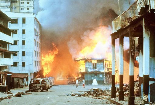 20’000 amerikanische Soldaten greifen Panama an. Die Kämpfe mit der panamaischen Nationalgarde dauern vier Tage. Präsident Manuel Noriega flüchtet in die Nuntiatur des Vatikans. Später stellt er sich, wird nach Miami gebracht und wegen Drogenhandels zu 40 Jahren Haft verurteilt. Zehn Jahre lang hatte der CIA Noriega mit Geld und Waffen unterstützt, obwohl Panama zu einer Drehscheibe des Drogenhandels geworden war. Via Panama versorgten die USA die Contra-Rebellen in Nicaragua im Kampf gegen die linksgerichteten Sandinisten. 1988 liess Präsident Reagan Noriega fallen. Nach einem gescheiterten Putschversuch – und nachdem Noriega Wahlen massiv gefälscht hatte – entschlossen sich die USA zur Invasion.
