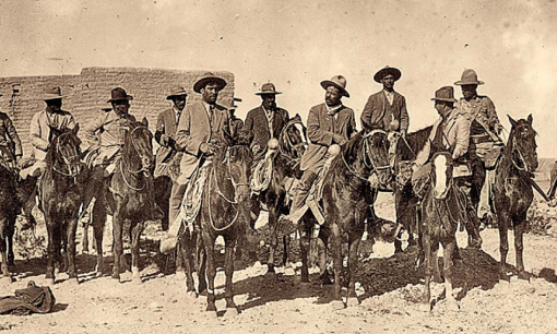 Pancho Villa Der mexikanischer Revolutionär, Freiheitskämpfer und Volksheld, ist eine Art mexikanischer Robin Hood. Er kämfot gegen die Diktatur von Porfirio Díaz. Im Bild: Pancho Villa (vorne rechts) und seine Truppen bei Filmarbeiten mit der Mutual Film Corporation. (Foto: Library of Congress)