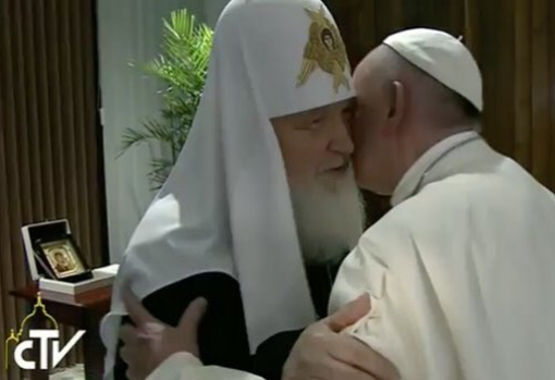 Patriarch Kyrill, Papst Nach fast tausendjähriger Eiszeit umarmen sich am Flughafen José Martí Papst Franziskus und Patriarch Kyrill. Zwei Stunden dauerte das Gespräch zwischen den Chefs der römisch-katholischen und der russisch-orthodoxen Kirche. „Wir sind Brüder, endlich“ - mit diesen Worten begrüsste Franziskus den Patriarchen aus Moskau. „Wir haben wie Brüder gesprochen, wir haben die gleiche Taufe und sind beide Bischöfe. Wir sprachen über unsere Kirchen und stimmen überein, dass der Weg zur Einheit dann entsteht, wenn man ihn beschreitet.“