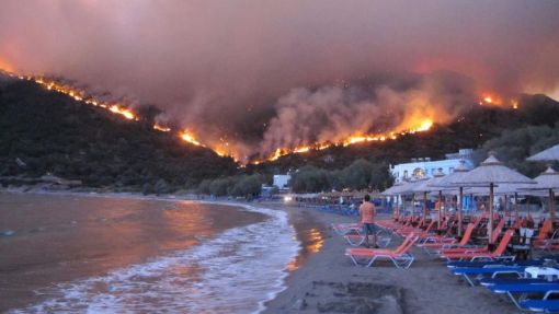 Attika 99 Menschen sterben in den Flammen, die bis zum 11. September wüten. 171 Personen werden verletzt. Betroffen von den Bränden sind drei insgesamt 68 Quadratkilometer grosse Gebiete in der Region Attika östlich und westlich von Athen. Schwere Schäden gibt es in der Küstenstadt Kineta, in Neos Voutzas, im Küstenort Mati, in der Kleinstadt Nea Makri und im Stadtviertel Kokkino Limanaki nördlich der Hafenstadt Rafina. (Foto: Keystone/DPA/Alexandros Vlachos)