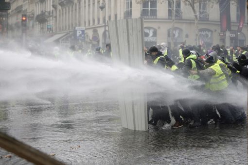 Paris Weil die samstäglichen gewalttätigen Demonstrationen nicht abebben, gibt Präsident Macron nach und verschiebt die Erhöhung der Treibstoffpreise. Ferner kündigt er eine Besserstellung der Mindestlohn-Bezieher an. Sein Rückzieher ist ein schwerer Schlag für sein Image. Beobachter rechnen damit, dass der einstige Hoffnungsträger immer mehr zur Lame Duck wird. Seine Popularitätswerte sind dramatisch gesunken. Nur noch 18 Prozent der Franzosen sind mit seiner Politik einverstanden. (Foto: Keystone/AP/Kamil Zihnioglu)