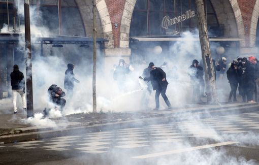 Paris Trotz Zugeständnissen der Regierung gehen in Frankreich die gewaltsamen Proteste weiter. In Paris werden Schaufenster eingeschlagen und Geschäfte geplündert. Die Polizei setzt Tränengas ein. Auch in anderen Städten gehen die Protestaktionen weiter. Die Demonstranten wehren sich gegen die geplante Rentenreform. Die Regierung hatte erklärt, sie würde vorerst auf den umstrittensten Punkt der Reform verzichten: auf die Erhöhung des Rentenalters auf 64 Jahre. Der einflussreichen Gewerkschaft CGT genügen die Konzessionen der Regierung nicht. Die Proteste gegen Staatspräsident Macron dauern seit fünf Wochen an. (Foto: Keystone/EPA/Yoan Valat)