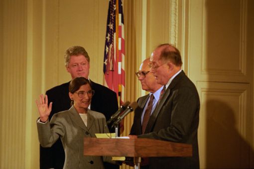 Vereidigung Am 10. August 1993 war Ruth Bader Ginsburg in Anwesenheit von Präsident Bill Clinton als Richterin am Supreme Court vereidigt worden. Zweiter von rechts: Martin Ginsburg, der Mann von Ruth Bader Ginsburg (Foto: PD/Ralph Alswang/White House Photograph Office - US National Archives and Records Administration)