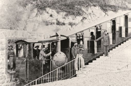 Pilatus-Bahn Sie ist die steilste Zahnradbahn der Welt. Die Strecke ist 4618 m lang und führt von Alpnachstad nach Pilatus Kulm (Dampfbetrieb bis 1937). Das Bild zeigt einen PB Bhm 1/2-Dampftriebwagen, der von der Schweizerischen Lokomotiv- und Maschinenfabrik Winterthur gebaut wurde. Die Strecke weist eine Steigung von bis zu 48 Prozent auf. (Foto: PD)