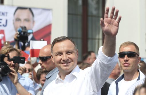 Andrzej Duda Der polnische Präsident Andrzej Duda beim Kampf um eine zweite Amtszeit, hier in Serock am 17. Juni. Er liegt zurzeit vorn, dürfte von seinem Widersacher aber voraussichtlich in einen zweiten Wahlgang gezwungen werden. (Keystone/AP Photo, Czarek Sokolowski)