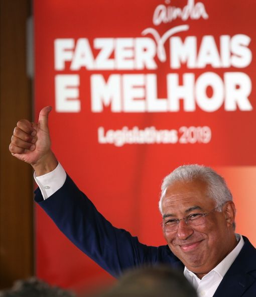 Portugal Portugal ist anders: Während in weiten Teilen Europas die sozialdemokratischen Parteien einbrechen, feiert die Linke in Portugal einen Wahltriumph. Der Partido Socialista (PS) von Ministerpräsident António Costa geht als klarer und gestärker Sieger aus den Wahlen hervor. Die Sozialisten gewinnen 4 Prozent der Stimmen dazu und werden mit 36,3 Prozent klar stärkste Partei. Die liberal-konservative PSD sowie die rechtskonservative CDS-PP, die bei der letzten Parlamentswahl 2015 im Bündnis antraten, sind die klaren Verlierer. (Foto: Keystone/EPA/Manuel de Almeida)