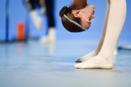 Prix de Lausanne Konzentration vor dem grossen Auftritt: Der „Prix de Lausanne“ ist der weltweit wichtigste Wettbewerb für junge Tänzerinnen und Tänzer. Die Teilnehmerinnen und Teilnehmer sind zwischen 15 und 18 Jahre alt. Viele schafften später eine internationale Karriere. Die Amerikanerin Mackenzie Brown, hier beim Aufwärmen, gewinnt den ersten Preis in der Kategorie „Jeune espoir“. (Foto: Keystone/Valentin Flauraud)
