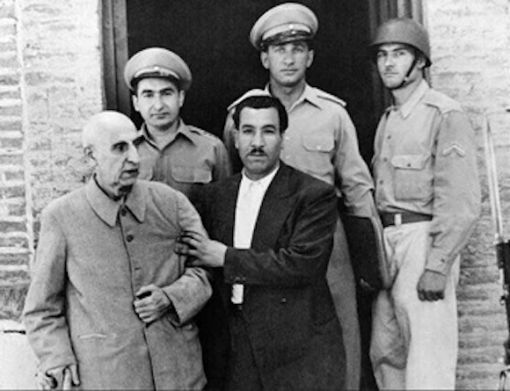 Mohammad Mossadegh (links) wurde nach dem Putsch verhaftet und anschliessend unter Hausarrest gestellt!

