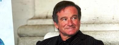 Der amerikanische Schauspieler und Komiker erhängt sich mit einem Gürtel in Paradise Cay in Kalifornien. Williams gelang 1978 mit der Sitcom „Mork & Mindy“ der Durchbruch. Für „Good Morning, Vietnam“ erhielt er einen Golden Globe und eine Oscar-Nominierung. Für „Good Will Hunting“ wurde er mit einem Oscar als bester Nebendarsteller ausgezeichnet. Williams litt seit längerem an einer klinischen Depression. Im Gedenken an ihn wurden am Abend des 13. August 2014 auf dem New Yorker Broadway die Lichter für eine Minute ausgeschaltet. 
