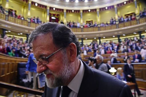 Mariano Rajoy Das war's: Mariano Rajoy verlässt nach verlorener Abstimmung das Parlament. Er amtete sieben Jahre lang und stürzte letzlich über einen Korruptionsskandal in seiner konservativen PP-Partei. Vorgeworfen wurde ihm und seiner bissigen Stellvertreterin Soraya Sáenz de Santamaría auch die harte, unbeugsame Haltung im Katalonienkonflikt. In Meinungsumfragen sprachen sich 80 Prozent der Spanierinnen und Spanier gegen Rajoy aus. Bis zum Schluss weigerte er sich zurückzutreten. Die Neue Zürcher Zeitung nannte den 63-Jährigen den „Mann mit dem Charme einer Schildkröte“. (Foto: Keystone/A/Pool/Phillipe Marcou)