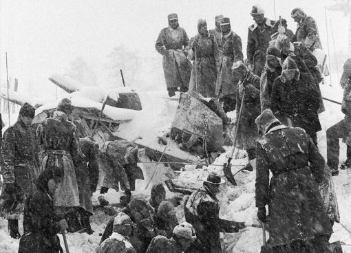 Reckingen, Lawine Eine Lawine verschüttet am frühen Morgen das Gommer (Gomser) Dorf Reckingen im Oberwallis. Dreissig Menschen sterben. Die „Bächital“-Lawine umfasst 1,8 Millionen Kubikmeter Schnee, Eis und Geröll. Soldaten, die in der Nähe stationiert sind, leisten Soforthilfe. Ein Saal im Gemeindehaus wird zur Leichenhalle umfunktioniert. Unter den Toten befinden sich 19 Offiziere der Schweizer Armee. Anfängliche Vermutungen, wonach die Lawine nach Schiessübungen mit Flab-Kanonen ausgelöst worden war, gelten inzwischen als äusserst unwahrscheinlich. In den Tagen vor dem Lawinenniedergang hatte es stark geschneit; riesige Schneemengen häuften sich an. An gleicher Stelle sind schon früher Lawinen niedergegangen. Trotzdem wurde im gefährdeten Gebiet 1912 ein Hotel gebaut, das später als Offiziersunterkunft diente. (Foto: Keystone/Photopress-Archiv/Str)