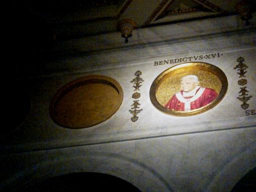 Benedikt, links eines der leeren Medaillons. (Foto: J21)