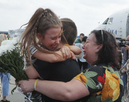 Rückkehr Auf dem internationalen Flughafen Boryspil bei Kiew werden 35 ukrainische Staatsbürger von ihren Angehörigen mit Freudentränen empfangen. Die Freigelassenen hatten mehrere Monate in russischen Gefängnissen verbracht. Unter ihnen befinden sich 24 ukrainische Seeleute, die in der Meerenge von Kertsch festgenommen wurden. Gleichzeitig mit der Landung der Maschine in Kiew landete in Moskau ein ukrainisches Flugzeug und brachte 35 freigelassene Russen zurück nach Russland. Der Gefangenenaustausch zwischen der Ukraine und Russland gilt als wichtiger politischer Erfolg für den neuen ukrainischen Präsidenten Selenski. Viele hoffen, er sei ein erster Schritt zur Entspannung im Donbass. (Foto: Keystone/EPA/Sergey Dolzhenko)