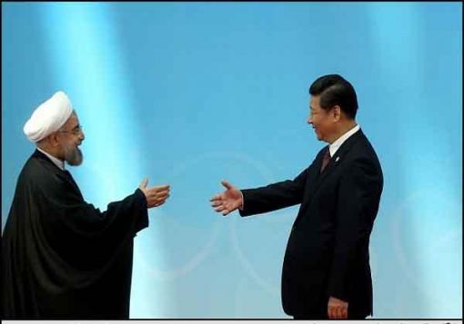 Iran-China Irans Präsident Hassan Rouhani (l) und sein chinesischer Amtskollege Xi Jinping