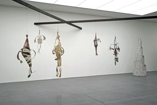 Objets à suspendre Objet à suspendre, um 1979; Objet à suspendre, um 1976; Objet à suspendre, um 1977; Objet à suspendre (Vogel), um 1976; Objet à suspendre, um 1979; Erinnerung an den Turm von Babel, 2000; (v.l.n.r.), Fotografie: Katalin Deér, © Pro Litteris, Zürich