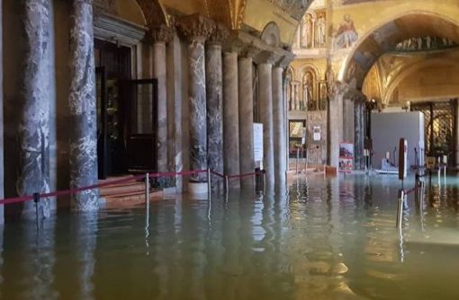 San Marco In der San Marco-Kirche in Venedig steht das Wasser einen halben Meter tief. Die starken Regenfälle und Sturmböen fordern in Italien 35 Tote. Allein in Casteldaccia auf Sizilien sterben neun Menschen, als ihr Haus überflutet wurde. Die Unwetter verursachen in Italien Schäden von schätzungsweise drei Milliarden Euro. Betroffen sind neben Italien auch mehrere andere Länder wie Frankreich, Slowenien, Österreich, Kroatien, Deutschland, Tschechien, die Slowakei, Spanien und die Schweiz.