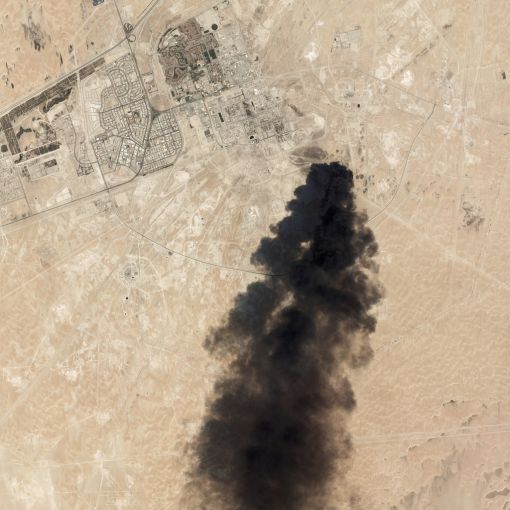 Saudi-Arabien Jemenitische Huthi-Rebellen greifen nach eigenen Angaben zwei der grössten saudischen Öl-Raffinerien mit mehreren Drohnen an. Die getroffenen Anlagen gehören dem staatlichen Erdölkonzern „Saudi Aramco“ und liegen bei Khurais und Abkaik. Die Attacken reduzieren die saudische Ölförderung auf die Hälfte. Saudi-Arabien und die USA machen Iran für die Angriffe verantwortlich. Teheran dementiert. Die Satelliten-Aufnahme zeigt die brennende Erdölanlage von Abkaik bei Buqyaq. (Foto: Keystone/Planet Labs Inc via AP)