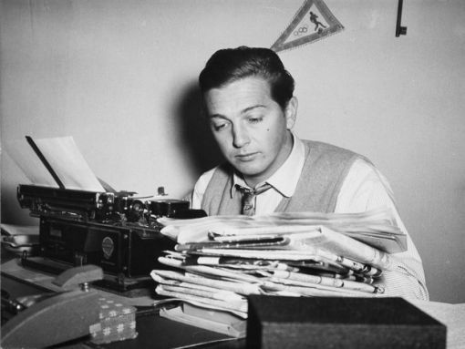Sepp Renggli 9. Januar 2015: Tod von Sepp Renggli, Schweizer Sportjournalist. Der in Kriens (LU) Geborene war Sportchef von Radio DRS und Leiter des DRS-Radiostudios Zürich. Als Reporter berichtete er über 16 Olympische Spiele und 45 Austragungen der Tour de Suisse. Seine journalistische Karriere begann beim „Sport“. Es folgte eine Anstellung bei Radio Beromünster. Er war mitverantwortlich für Sendungen wie „Café Endspurt“, „Sport und Musik“, „Auto-Radio Schweiz“ und „Grand Prix Brunnenhof“. Später arbeitete er auch für Zeitungen und verfasste mehrere Sportbücher. Renggli starb im Alter von 90 Jahren. Das Bild zeigt ihn im Jahr 1953. (Foto: SRF)