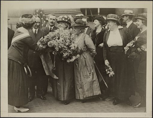Nach dem Sieg: Die einflussreiche Frauenrechtlerin Carrie Chapman Catt (mit Blumen) wird in New York stürmisch empfangen. Zuvor dankte sie in Washington Präsidenten Wilson für seinen Einsatz für die Rechte der Frau.