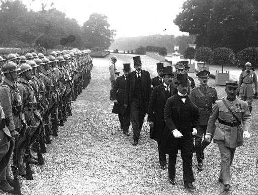 Vertrag von Trianon Ungarn muss im Schloss Versailles den „Vertrag von Trianon“ unterzeichnen. Im Bild der ungarische Delegationschef Ágost Benárd beim Abschreiten einer Ehrengarde in Versailles. Der Vertrag sieht vor, dass das historische Königreich Ungarn, das mit Österreich verbunden war, zwei Drittel seines Territoriums an Nachbarstaaten verliert. Ungarn muss weite Gebiete abtreten, die heute zu Rumänien, zur Slowakei, zu Bosnien-Herzegowina, Kroatien, Serbien und zur Ukraine gehören. (Foto: PD)