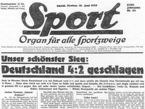 1938 Zwei Monate nach dem „Anschluss“ Österreichs und 14 Monate vor Beginn des Zweiten Weltkriegs gewinnt die Schweiz an der Fussball-WM in Paris gegen Grossdeutschland mit 4:2. Der Sieg über Nazi-Deutschland löst in der Schweiz einen Begeisterungssturm aus. Die Gazette de Lausanne schreibt: „Die elf kleinen Schweizer haben gekämpft wie bei St. Jakob und haben einen Sieg errungen, von dem man noch lange sprechen wird.“ Im deutschen Team spielten sechs Deutsche und fünf Österreicher. (Foto: PD)