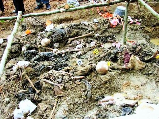Srebrenica 12. Juli 1995: Das Massaker von Srebrenica im Osten von Bosnien, das am Vortag begonnen hatte, erreicht seinen Höhepunkt. Es gilt als das schwerste Kriegsverbrechen in Europa seit Ende des Zweiten Weltkrieges. Bei dem von Ratko Mladic befohlenen Blutbad, das als Völkermord eingestuft wird, sterben 8’000 vorwiegend muslimische Männer und Junge.