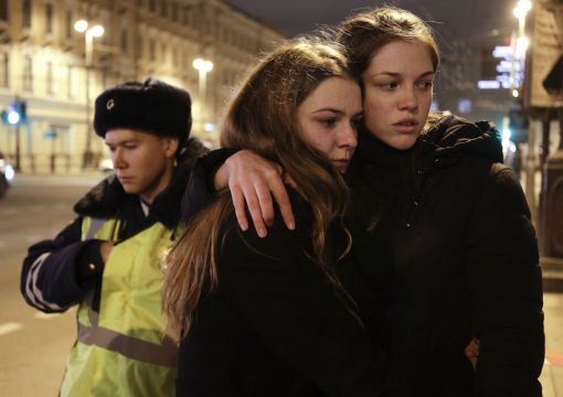 St. Petersburg Trauer in St. Petersburg: Der 22-jährige Russe Akbarschon Akramschanowitsch Dschalilow zündet in einer Komposition der Metro-Linie 2 zwischen den Stationen Sennaja Ploschtschad und Technologitscheski Institut einen Sprengsatz. 14 Menschen sterben, 51 werden verletzt. Zuvor hatte der Attentäter in der Station Ploschtschad Wosstanija eine Bombe platziert, die entschärft werden konnte. (Foto: Keystone/AP/Dmitri Lovetesky)