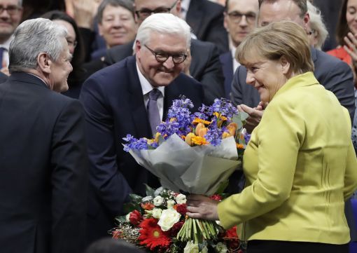 Steinmeier Der Sozialdemokrat Frank-Walter Steinmeier wird vom Bundestag mit 74,3 Prozent der Stimmen zum neuen Bundespräsidenten und damit zum Nachfolger von Joachim Gauck gewählt. Steinmeier wird von der CDU/CSU, der SPD, den Grünen und der FDP unterstützt. Für den Politikwissenschaftler und Armutsforscher Christoph Butterwegge, der von der Partei „Die Linke“ portiert worden war, entfallen 10,2 Prozent der Stimmen. Elke Büdenbender, die Frau von Steinmeier, sagte vor der Wahl: „Ich denke, er wird ein wunderbarer Bundespräsident sein“. (Foto: Keystone/AP/Markus Schreiber)