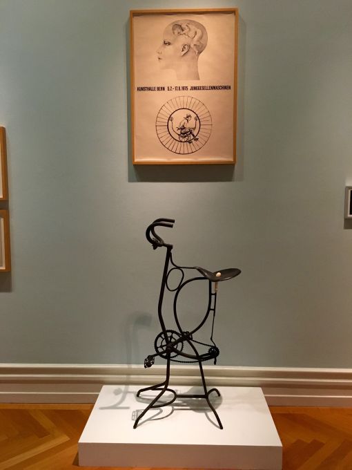 Szeemann An der Wand das Plakat für die Ausstellung „Junggesellenmaschinen“. Davor Robert Müllers Skulptur „La Veuve du Courreur“ (1957)