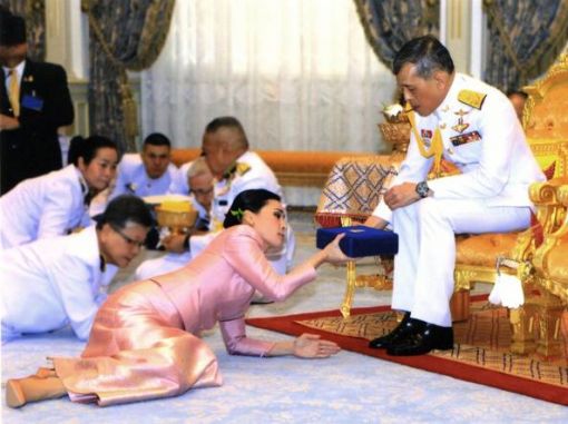 Thailand Kurz vor seiner Krönung heiratet der thailändische König Maha Vajiralongkorn Bodindradebayavarangkun seine langjährige Begleiterin Suthida Vajiralongkorn na Ayudhya. In der Amphorn Sathan Residential Hall im Dusit-Palast in Bangkok kriecht die neue Königin vor den Monarchen, der ein geheiligtes Wasser über sie träufelt. Die frühere Stewardess und spätere Chefin der royalen häuslichen Leibgarde steht seit Ende 2016 im Generalsrang. Am 2. Mai wird der Monarch offiziell als Rama X. zum König gekrönt. Rama X., der ein ausschweifendes Privatleben führte und beim Volk wenig beliebt ist, lebt oft in Bayern und ist jetzt zum vierten Mal verheiratet. (Foto: EPA/Royal Household Bureau).