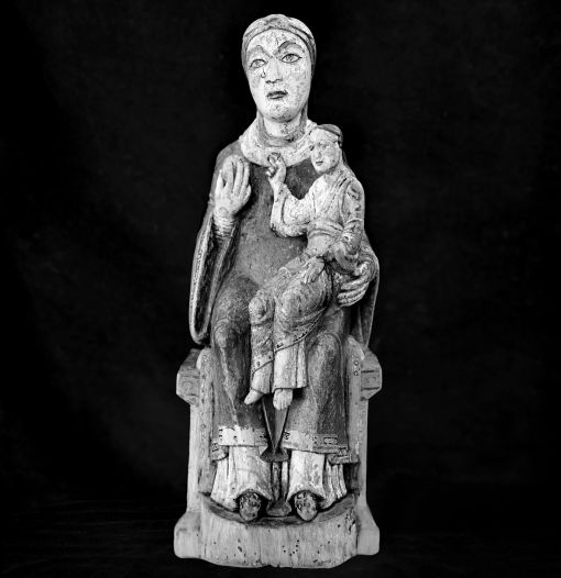 Thronende Madonna mit Kind Unbekannte Bildschnitzer-/Fassmalerwerkstatt, Thronende Madonna mit Kind, zweite Hälfte 12. Jh., Holz, bemalt, Höhe: 55 cm, Herkunft: Surcasti, Disentis/Mustér, Klostermuseum
© Foto: Florio Puenter