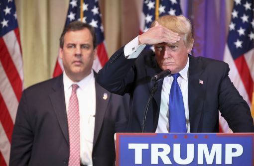 Trump Erster wichtiger Triumph von Donald Trump. Bei den Vorwahlen am Super Tuesday gewinnt er in Alabama, Arkansas, Georgia, Massachusetts, Tennessee, Vermont, Virginia und Alaska. Erstmals werden sich die Amerikaner bewusst, dass ein Sieg des Milliardärs nicht mehr ausgeschlossen werden kann. Die Los Angeles Times schreibt an diesem Tag: „Trump is spectacularly unfit to serve as president.“ Die Zeitung bezeichnet ihn als „hasserfüllt, hysterisch und rassistisch“. Noch schlimmer geht die Washington Post mit ihm ins Gericht. Sie vergleicht Trump mit Stalin und Pol Pot. Und das Schrecklichste: „Er verehrt Putin.“ Das Bild zeigt ihn auf Wahlkampftournee in Palm Beach zusammen mit Chris Christie, dem Gouverneur von New Jersey. (Foto: Keystone/AP/Andres Harnik)