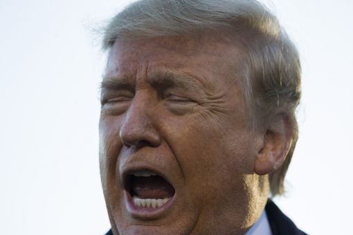 Donald Trump Präsident Donald Trump wird beschuldigt, den neuen ukrainischen Präsidenten Wolodimir Selenski massiv unter Druck gesetzt zu haben. Trump verlangte von Selenski Ermittlungen, die dem demokratischen Präsidentschaftskandidaten Joe Biden schaden könnten. Als Druckmittel diente Trump die vom Kongress bewilligte Militärhilfe von 400 Millionen Dollar. Nachdem mehrere Diplomaten und Sicherheitsbeamte Trumps Machenschaften bestätigt hatten, haben die Demokraten ein Impeachment gegen Trump eingeleitet. Im Dezember hat der Justizausschuss des US-Repräsentantenhauses die Anklage gegen den Präsidenten wegen Amtsmissbrauchs und Behinderung des Kongresses gebilligt. (Foto: Keystone/AP/Alex Brandon)
