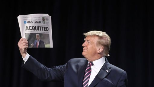 Trump Das Amtsenthebungsverfahren gegen Präsident Trump endete mit seinem Freispruch, dies dank der republikanischen Mehrheit im Senat. Die Demokraten warfen Trump vor, den ukrainischen Präsidenten Wolodymir Selenskyi aufgefordert zu haben, Ermittlungen gegen Joe Biden und dessen Sohn Hunter aufzunehmen. Erst wenn dies geschehe, würde die gestoppte Militärhilfe ausbezahlt. Einige republikanische Senatoren kritisierten zwar Trump, waren aber nach und nach eingeknickt und erklärten, die Affäre reiche nicht aus für ein Impeachment. Einzig Mitt Romney, republikanischer Senator aus Utah und ewiger Trump-Gegner, befand, der Präsident habe sein Amt in der Ukraine-Affäre missbraucht. (Foto: Keystone/EPA/Oliver Contreras)
