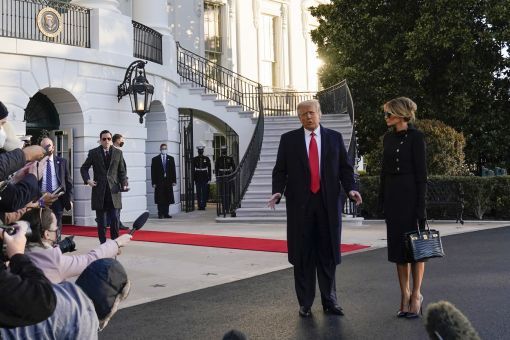 Trump verlässt das Weisse Haus Fünf Stunden vor der Vereidigung verlassen Präsident Trump und seine Frau Melania das Weisse Haus. Sie begeben sich ins Golf-Resiort Mar-a-Lago in Florida, wo sie ihren Wohnsitz beziehen wollen. (Foto: Keystone/AP/Alex Brandon)