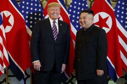 Trump, Kim Der zweite Gipfel zwischen Präsident Trump und Nordkoreas Machthaber Kim geht abrupt zu Ende. Nicht näher kamen sich die beiden bei den Themen Denuklearisierung und Sanktionen. Am zweiten Tag der Zusammenkunft in Hanoi teilt das Weisse Haus überraschend mit, es sei keine Einigung erzielt worden. Gegen Ende Jahr verschärfen sich die Spannungen zwischen den USA und Nordkorea wieder. (Foto: Keystone/AP/Evan Vucci)