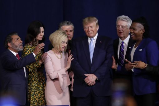 Donald Trump Präsident Trump ist zuversichtlich, dass er am 3. November zum zweiten Mal zum Präsidenten gewählt wird. Zu seiner treuesten Wählergruppe zählen die rund 50 Millionen Evangelikalen. 2016 haben 81 Prozent der weissen Evangelikalen für Trump gestimmt. Das Bild zeigt ihn in der „King Jesus International Ministry Church“ in Miami. (Foto: Keystone/AP/Lynne Sladky)