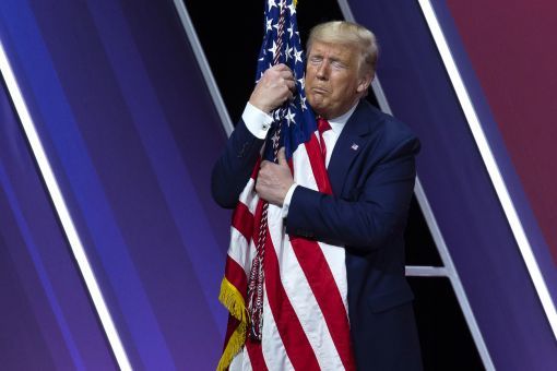 Trump, Flagge Präsident Trump umarmt und küsst die amerikanische Flagge. Zuvor hatte er an der Conservative Political Action Conference in Oxon Hill (Maryland) eine Rede gehalten. (Foto: Keystone/AP/Jose Luis Magana)