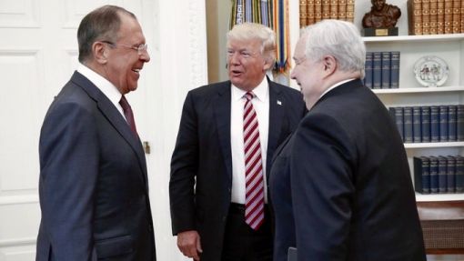 Lawrow (links), Trump, Kisljak @ apa/afp/russian foreign ministry