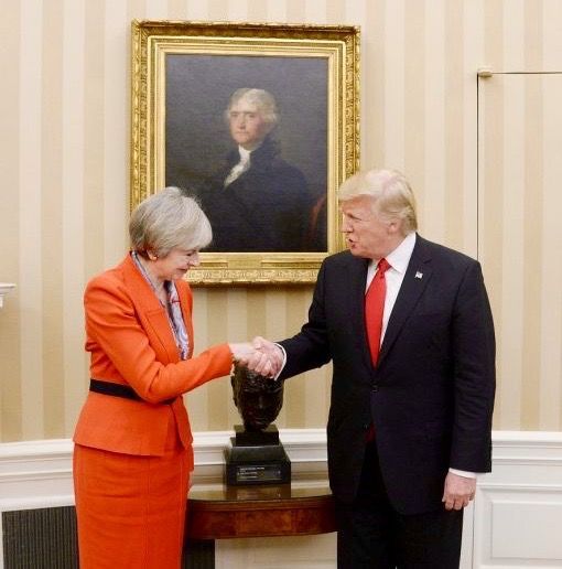 May, Trump Als ersten Staatsgast empfängt Donald Trump die britische Regierungschefin. Bei dem einstündigen Gespräch im Oval Office bekennt sich Trump „zu hundert Prozent“ zur Nato. Früher hatte Trump die Nato als „überflüssig“ bezeichnet. Trump beglückwünscht May zum Austritt Grossbritanniens aus der EU. „Der Brexit wird fantastisch für das Vereinigte Königreich“, sagt Trump. Beide betonen die „special relationship“ zwischen den USA und Grossbritannien. (Foto: Keystone/EPA/Olivier Douliery/Pool)