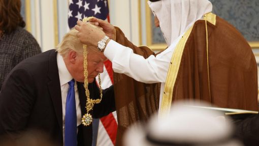 Trump in Saudi-Arabien Der saudische König Salman ibn Abd al-Aziz ehrt Donald Trump mit der „Abdulaziz al Saud-Medaille“ im königlichen Palast in Riad. Der amerikanische Präsident erhält diese Auszeichnung „für seine Bemühungen, die Beziehungen beider Länder weiter zu vertiefen“. Trump hat in Saudi-Arabien einen gigantischen Waffendeal abgeschlossen. Innerhalb von zehn Jahren soll Saudi-Arabien Waffen im Wert von 350 Milliarden Dollar aus den USA kaufen. Das ist einer der grössten Waffen-Deals aller Zeiten. (Foto: Keystone/AP/Evan Vucci)